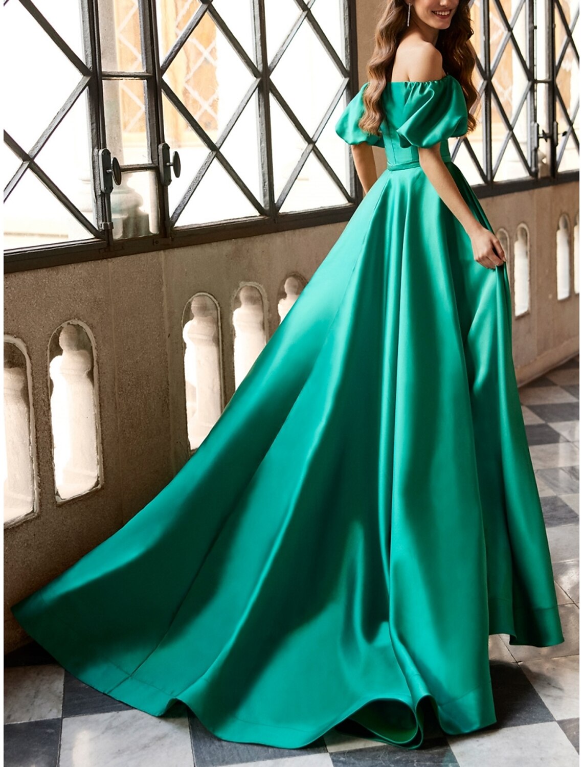 Abito da sera a trapezio, elegante, formale, con strascico, manica corta, spalle scoperte, in raso con spacco a pieghe